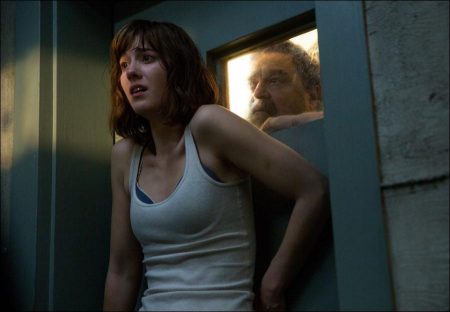 Detailed story for 10 Cloverfield Lane movie